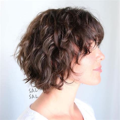 Layered Messy Bob For Wavy Hair in 2020 | Short shag hairstyles, Wavy ...