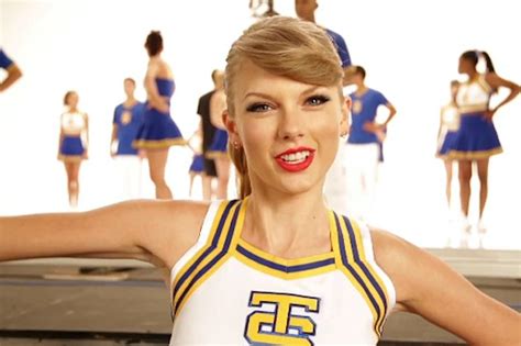 Hilarious Dancing Bird Loves Taylor Swift's 'Shake It Off'