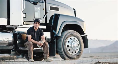 9 Things to Know If You're Want to Become a Professional Truck Driver﻿