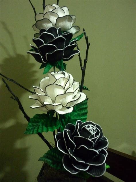 Rosa feitas com eva. Nylon Flowers, Foam Flowers, Flowers Diy, Flower Crafts, Handmade Flowers ...