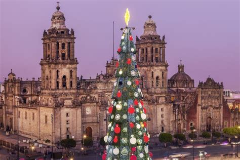 Christmas in Mexico City editorial photography. Image of church - 110764807