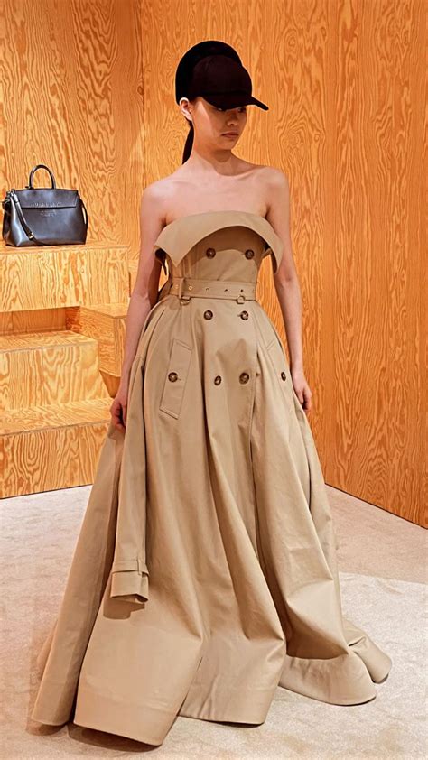 Burberry couture dress | Strapless dress formal, Coat fashion, Couture ...