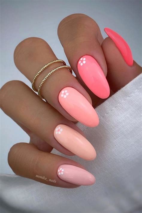 38 Trendy Almond-Shaped Nail Art for Summer Nails 2021