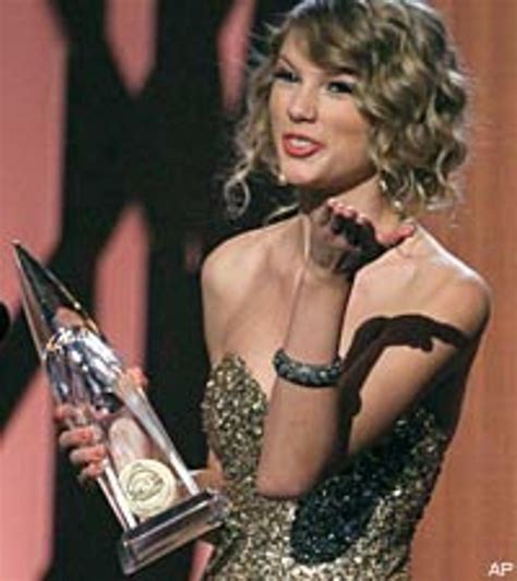 Taylor Swift’s CMA Entertainer Win Has Stars Divided