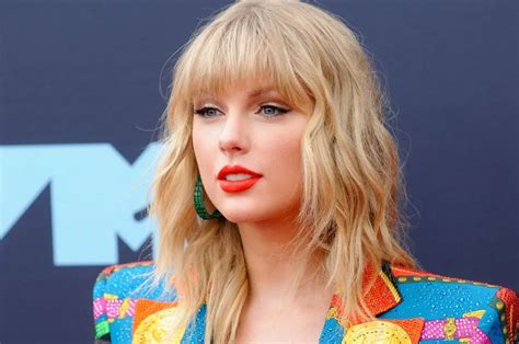 10 Best Taylor Swift Songs of All Time - Singersroom.com