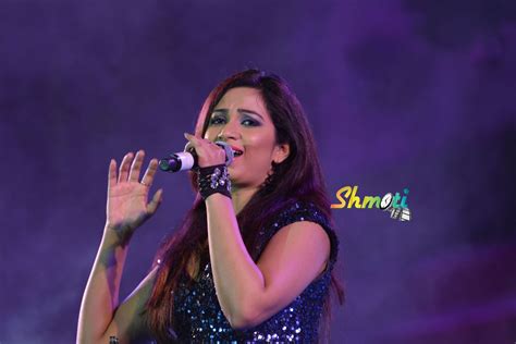 Shreya Ghoshal live in Dharwad Concert http://www.shmoti.com/content ...