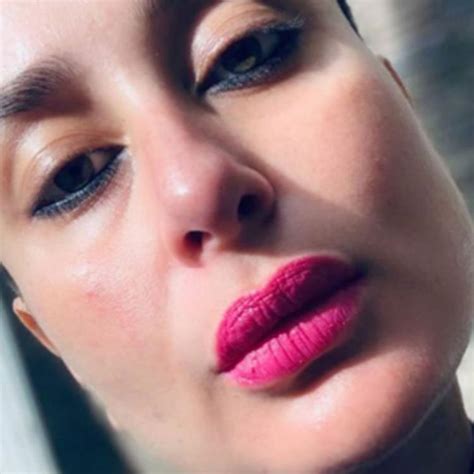 Kareena Kapoor Khan Flaunts Her Pink Lips In A Beautiful Selfie – Style.Pk