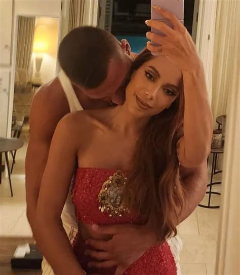 Anitta ganha beijo no pescoço de Simone Susinna em nova foto romântica - Pipoca Moderna