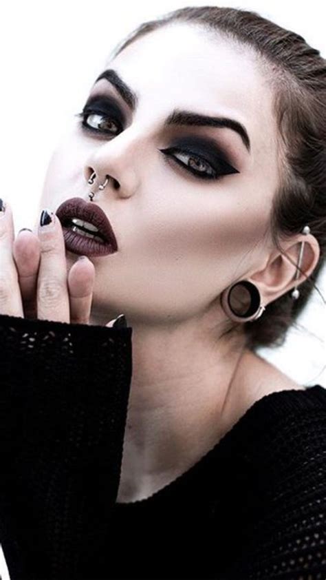 Pin on BEATRIZ MARIANO PHOTOGRAPHY | Dark makeup looks, Witch makeup ...