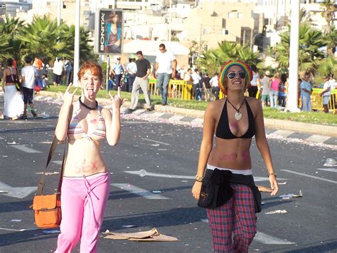File:Two women a Tel Aviv love parade 01.jpg - Wikimedia Commons