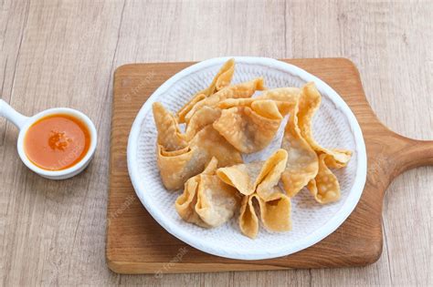 Premium Photo | Pangsit goreng (chicken fried dumpling), indonesian traditional food. served ...