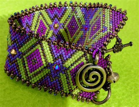 Manchette; OMG! the colors! Luv it. | Beaded bracelet patterns, Seed bead jewelry, Beaded braclets