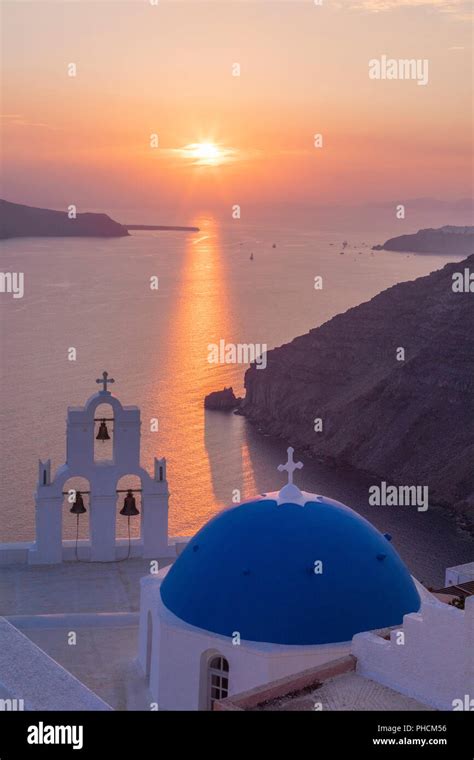 Eglise du Dôme bleu et célèbre trois cloches avec croix et clocher à Fira, Santorini, Grèce ...