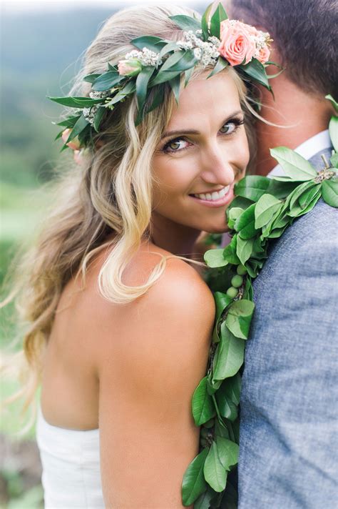 There's something about Hawaiian weddings that just draw us in! Photographed by @jennlucia Kauai ...