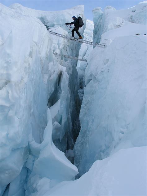 To the summit of Everest and back. Crossing a crevasse in the Khumbu Icefall. Monte Everest, Ice ...