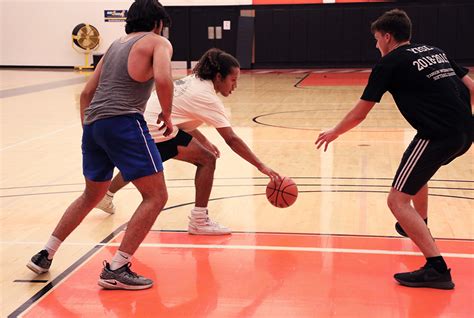 Pickup basketball bounces back from the pandemic - The Occidental