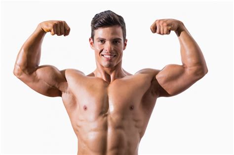 Retrato de un joven musculoso flexionando los músculos | Foto Premium