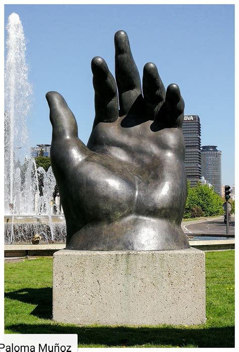 Escultura de bronce de Fernando Botero. Madrid, plaza de San Juan de La ...