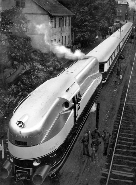 scanzen: “A streamlined steam train of the German Railways (vehicle number 6100, wheel ...