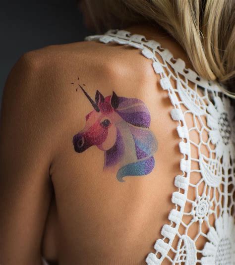 Tatouage : 200 modèles et idées pour un tatouage femme | Unicorn tattoo ...