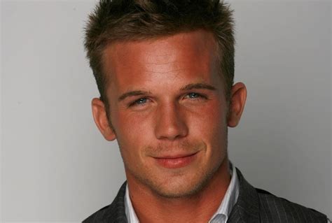 pepper spray: CAM GIGANDET