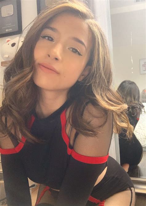 Pokimane is losing Twitch subs because of the boyfriend drama