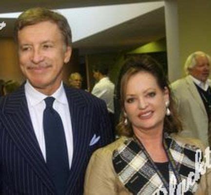 Stan Kroenke 2024: Wife, net worth, tattoos, smoking & body facts - Taddlr