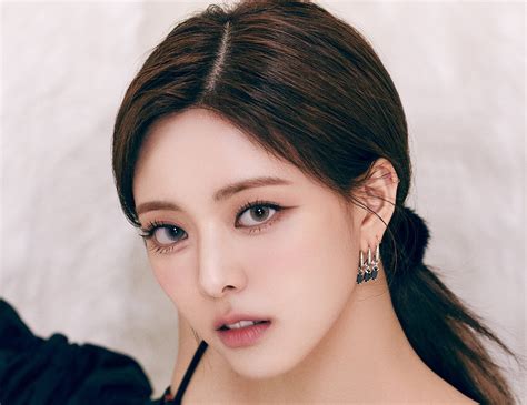 Yuna (ITZY) Profile - K-Pop Database / dbkpop.com