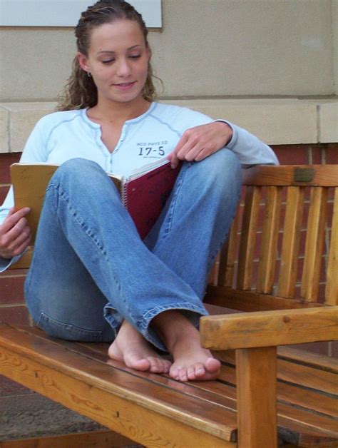 Pin by Evan Selby on Reading pose | Barefoot girls, Gorgeous feet ...