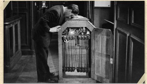 A man watching a moving picture through the Edison kinetoscope, 1890s | Storia del cinema ...