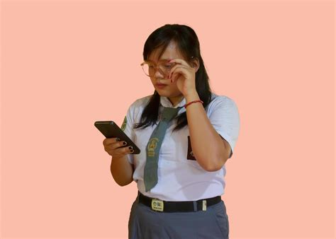 siswa sma o estudiante de secundaria en indonesia vistiendo el típico uniforme gris blanco ...