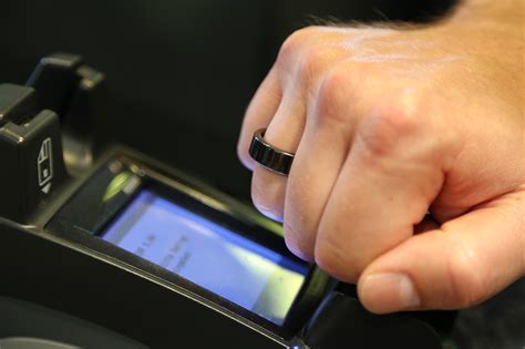 Der weltweit erste NFC-Bezahlring nutzt kontaktlosen Sicherheits-Chip ...