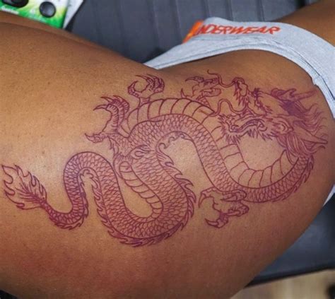 Lista 99+ Foto Tatuaje De Dragón En La Espalda Mujer Mirada Tensa