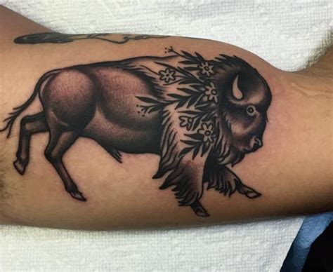 27 Büffel Tattoo Ideen – Bilder und Bedeutung | Buffalo tattoo, Bull tattoos, Western tattoos