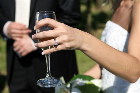 Images Gratuites : main, fille, femme, du vin, blanc, bague, été, fête, B: et, Entreprise ...