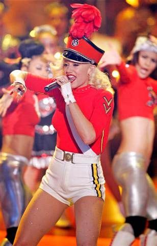 Gwen Stefani - Hollaback Girl performance | Gwen stefani, Hollaback ...