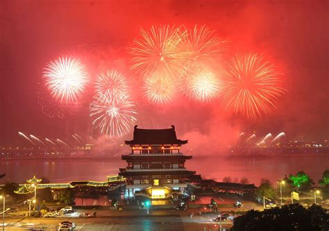 WHY THE CHINESE ARE CRAZY FOR FIREWORKS | Welum | New years eve fireworks, Chinese new year ...