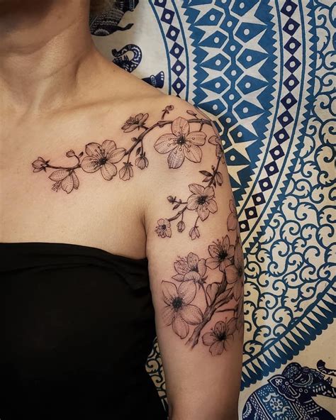 27 charmants exemples de tatouage de fleurs de cerisier in 2020 | Cherry blossom tattoo shoulder ...