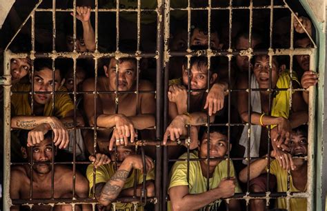 Thousands of Filipino prisoners crammed into small prison in Manila ...