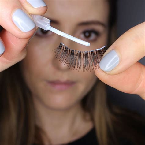 How to easily apply false eyelashes like an expert | Applying false eyelashes, Eyelashes how to ...
