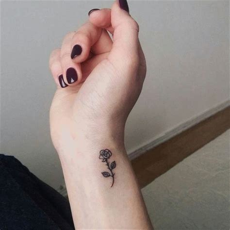 Tatouage en forme de fleur | Rose tattoos on wrist, Wrist tattoos for women, Cute tattoos on wrist