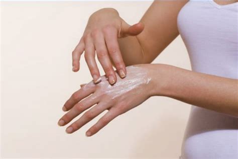 Right Way To Use Calamine Lotion On Skin - Ingredients, Benefits & Side ...