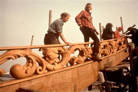 De montage van de kam op het galjoen, 1992. Links Cees v Soestbergen. | Foto's, Schip