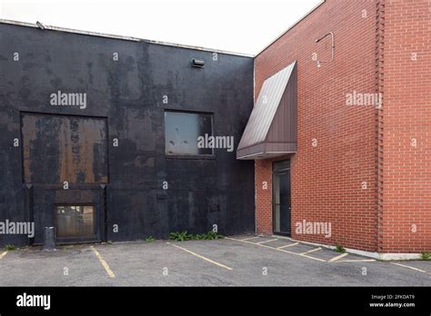 A small business building exterior Stock Photo - Alamy