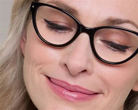 10 Dazzling Eye Makeup Ideas for Women with Glasses – SheIdeas