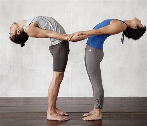Sintético 97+ Imagen De Fondo Poses De Yoga De 4 Personas Actualizar