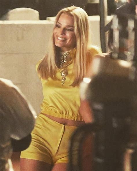 Margot Robbie on the set of Once Upon A Time In Hollywood (2019) | 60’s outfits, Margot robbie ...