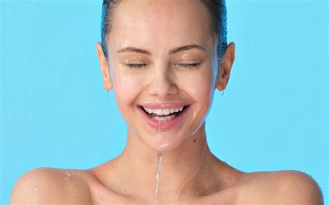 그것에 물이있는 여성의 얼굴 그녀의 얼굴에 물이 흐르는 젊은 쾌활한 소녀 깨끗한 얼굴을 물로 씻는 여자 25-29세에 대한 스톡 사진 및 기타 이미지 - iStock