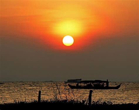 Stock Pictures: Sunsets on Lake Vembanad in Kerala