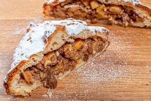 German Strudel with nuts and cinnamon - Creative Commons Bilder